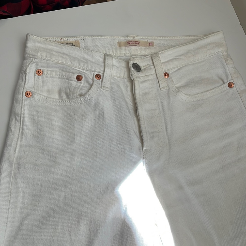 Levi’s 25 wedgie straight with fray hems